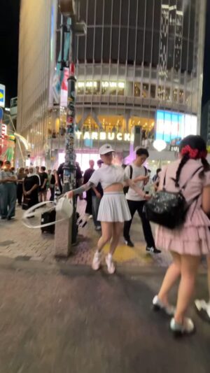 Leslie Shaw Instagram - Aquí feliz luciéndo mis outfits de @adidaspe y cruzando Shibuya 🇯🇵🏎️🩰 #creadoconadidas @adidasoriginals #labarbiedelacumbia10/25