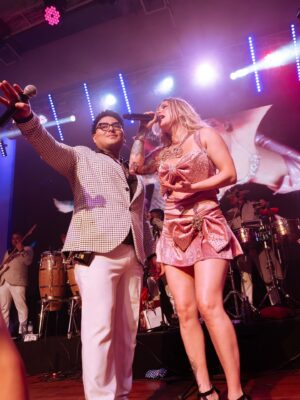 Leslie Shaw Instagram - Vistiendo a la Barbie de la Cumbia @leslieshaw 💕 para el último show en Cumbia de Gala junto a los @loscumbiashawstars y @armonia10oficial ✨