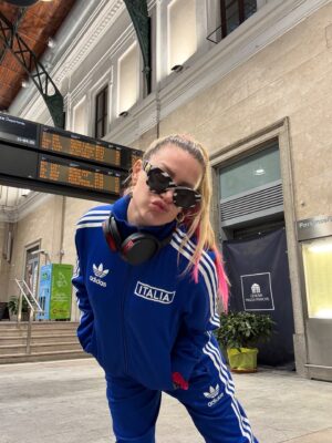 Leslie Shaw Instagram - Les dejo unas fotitos del tour de europa que me había olvidado de subir !! Y les aviso que mañana saldrá en mi canal de YouTube el concierto privado que hicimos junto a @adidaspe y los @loscumbiashawstars ✨💕🎸🎶💸🇵🇪🦸🏼♀️🎸🎤 #creadoconadidas #adidassuperstar ✨