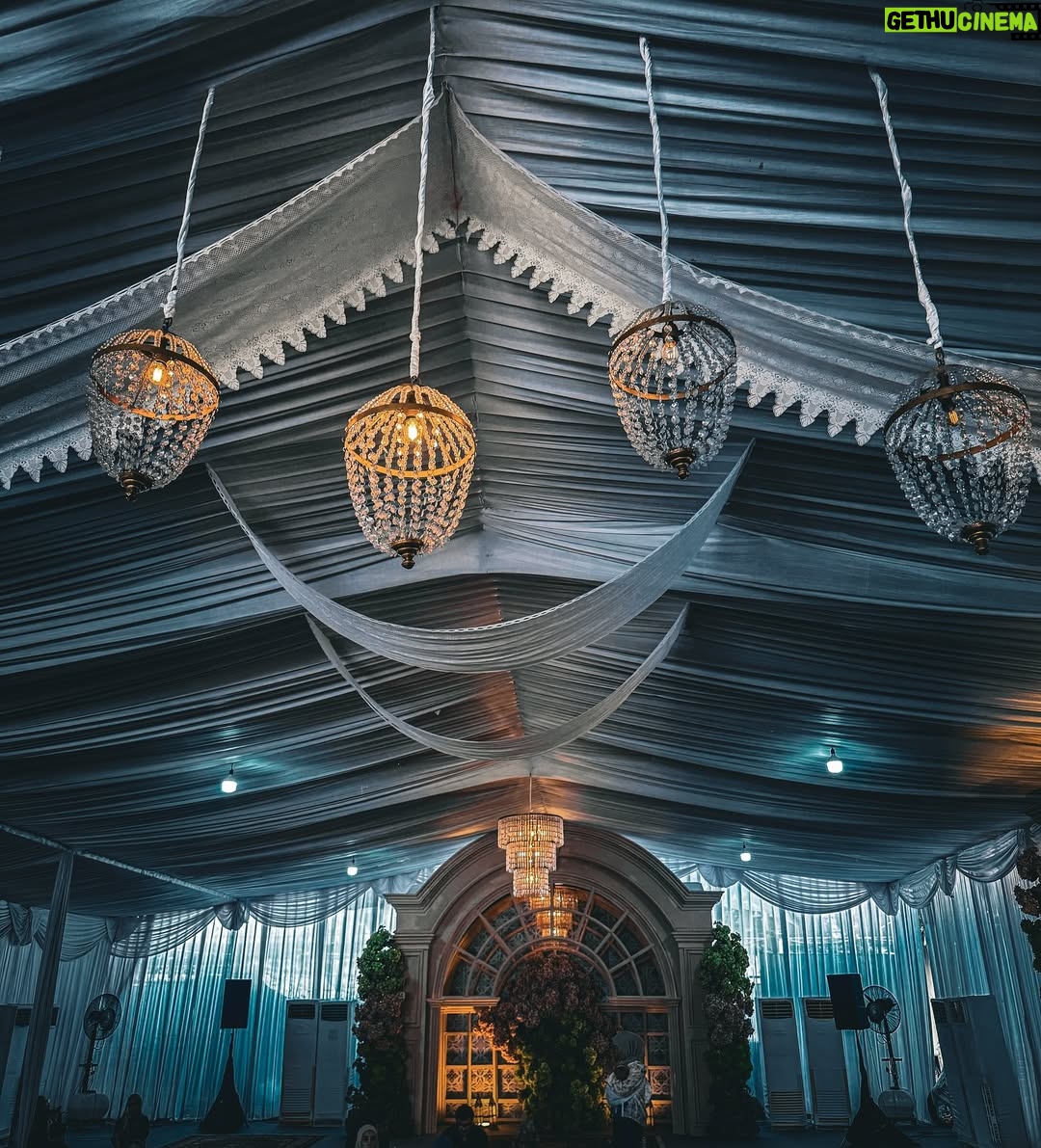 Lesti Kejora - 443.5K Likes - Selamat Hari Raya Idul Adha. 🙏🏼😇
Terima kasih buat teman-teman yang sudah menyempatkan hadir untuk sholat ied berjemaah di kediaman kita yang sudah disulap sedemikian rupa 🙏🏼😅
.
@ayudyahandari 
@byayudyahandari
.
.
Nb: celana gw kotor abis motong sapi 🤣