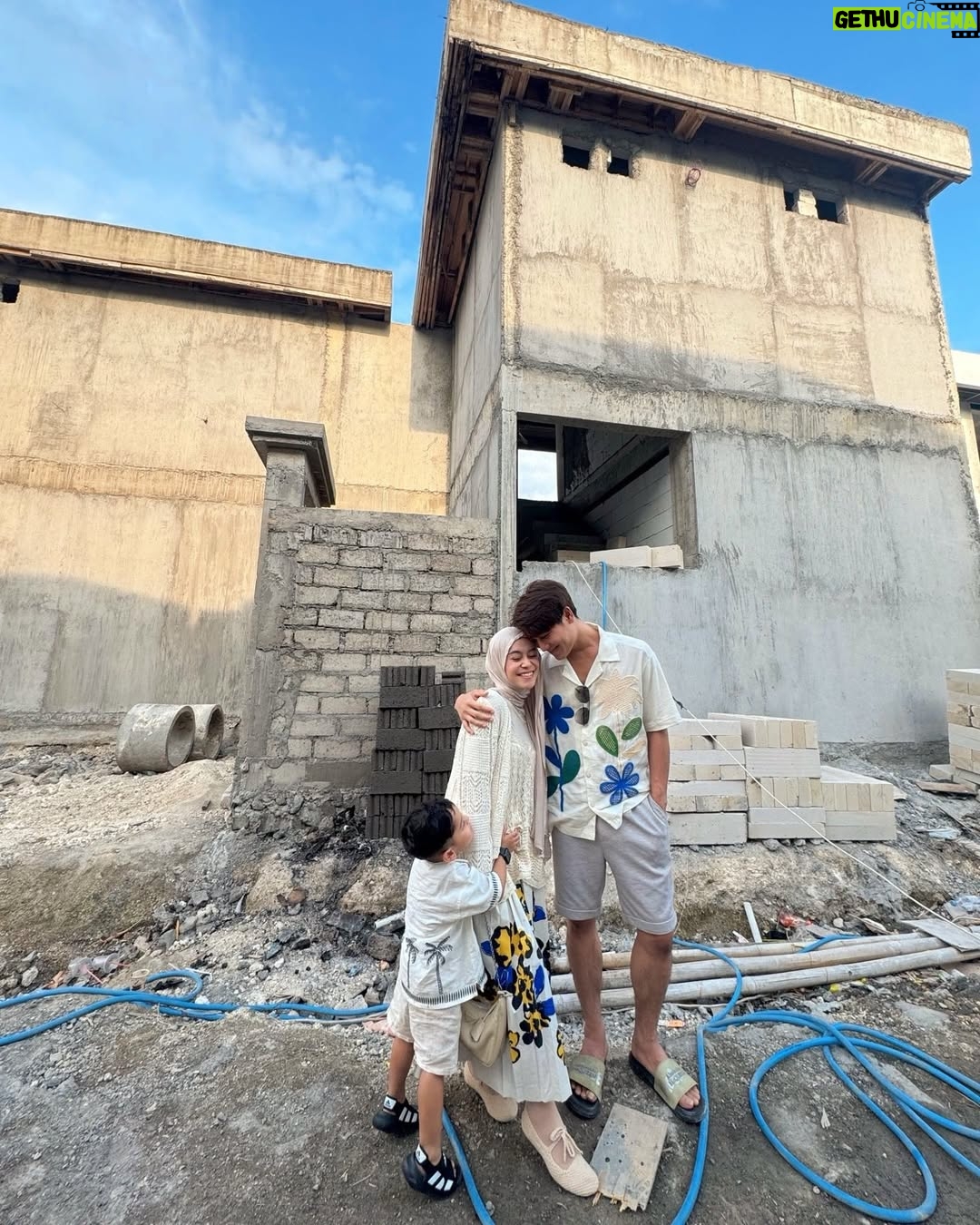 Lesti Kejora - 422.2K Likes - MasyaAllah tabarakallah Villa yang di pererenan progres nya insyaallah dalam waktu dekat sudah bisa di tempatin mohon doa nya🙏🏻 Terimaksih papa nya anak2 karna pelan2 impian yang satu ini jadi Allahumma Baarik🤲🏻