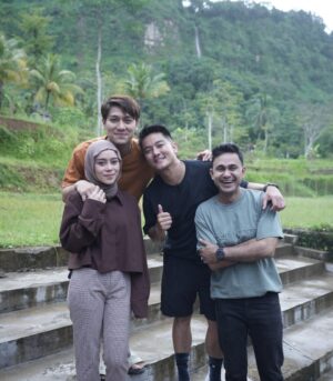 Lesti Kejora Instagram - Pas banget lagi di Cianjur kedatangan pak Wabup @abiramzi76 sama Turis dari Taiwan @boywilliam17 dan penyanyi Dangdut terkenal @lestikejora š«¶š¼š„°