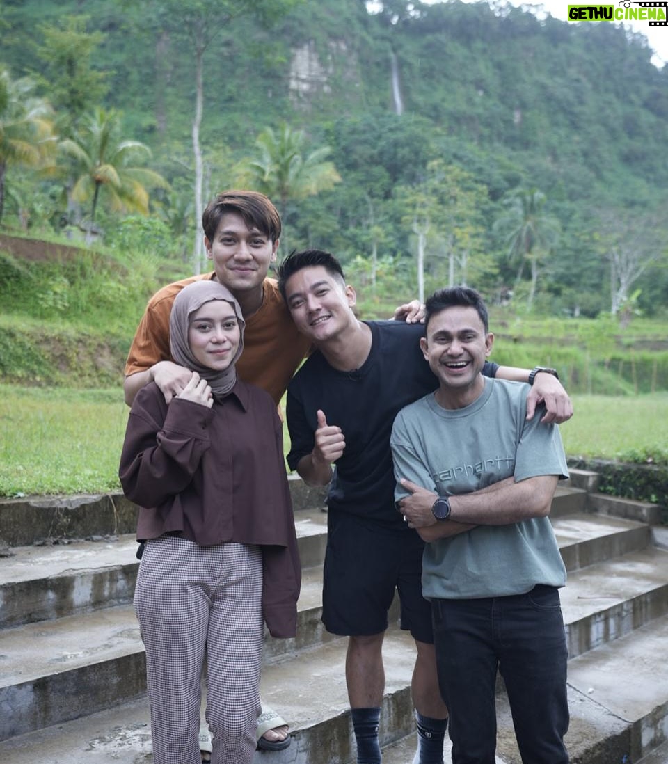 Lesti Kejora - 411.5K Likes - Pas banget lagi di Cianjur kedatangan pak Wabup @abiramzi76 sama Turis dari Taiwan @boywilliam17 dan penyanyi Dangdut terkenal @lestikejora 🫶🏼🥰