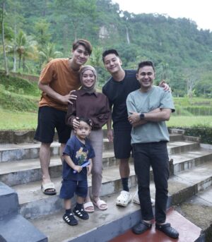 Lesti Kejora Instagram - Pas banget lagi di Cianjur kedatangan pak Wabup @abiramzi76 sama Turis dari Taiwan @boywilliam17 dan penyanyi Dangdut terkenal @lestikejora š«¶š¼š„°