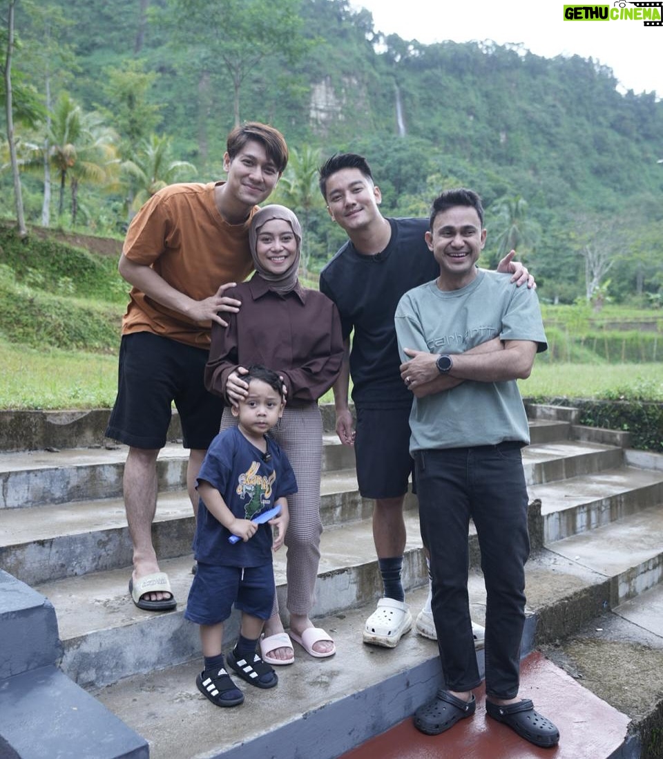 Lesti Kejora - 411.5K Likes - Pas banget lagi di Cianjur kedatangan pak Wabup @abiramzi76 sama Turis dari Taiwan @boywilliam17 dan penyanyi Dangdut terkenal @lestikejora 🫶🏼🥰