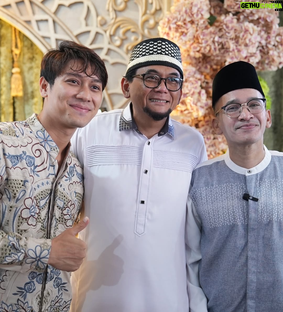 Lesti Kejora - 443.5K Likes - Selamat Hari Raya Idul Adha. 🙏🏼😇
Terima kasih buat teman-teman yang sudah menyempatkan hadir untuk sholat ied berjemaah di kediaman kita yang sudah disulap sedemikian rupa 🙏🏼😅
.
@ayudyahandari 
@byayudyahandari
.
.
Nb: celana gw kotor abis motong sapi 🤣