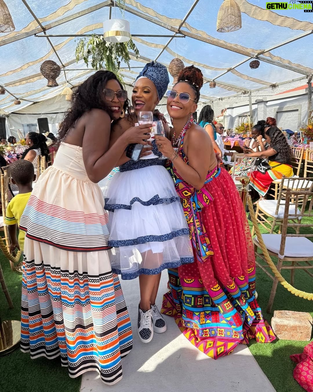 Letoya Makhene - 8.6K Likes - 2024 🥂
My friends got married, my children grew up a little more, we all found healing and we all realised that we’re much stronger than we thought. 

I’m grateful for the lessons learned and I don’t take any of my life experiences for granted 😇

Thank you to everyone that we shared laughs and hugs with 🤗🙏🏽🤍🥰

A big thank you to @houseofzambezi for always ensuring that I look amazing!

To @dandozest_food and @zaza_legacy_wine_bev_sa Thank you for making sure that everyone was always well fed and well hydrated at every function 🥂🍧

To my work family @masechabamedia and @ntethe_global_effect Thank you for never stopping to believe in me! Here’s to our 2025 takeover! 🙌🏽🙌🏽🙌🏽

Emakhosini 👏🏽👏🏽🤍