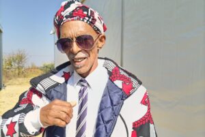 Letoya Makhene Instagram - A blessed birthday to the most beautiful man I know. My king. My dad @dr_blondiemakhene
You are life and love personified 🥰🥰🥰
Here’s to many more 🥂
Ndauwe 👏🏽👏🏽🧁