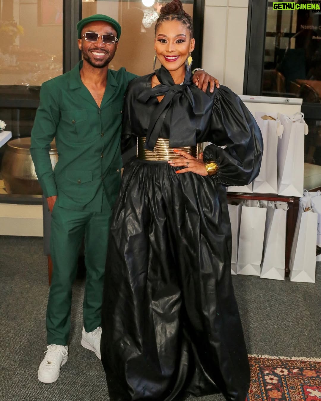 Letoya Makhene - 2.7K Likes - It’s all about love 🌺🌹🥰

Namaste 🙏🏽