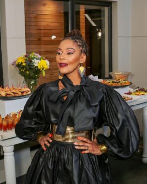 Letoya Makhene Instagram - It’s all about love 🌺🌹🥰
Namaste 🙏🏽