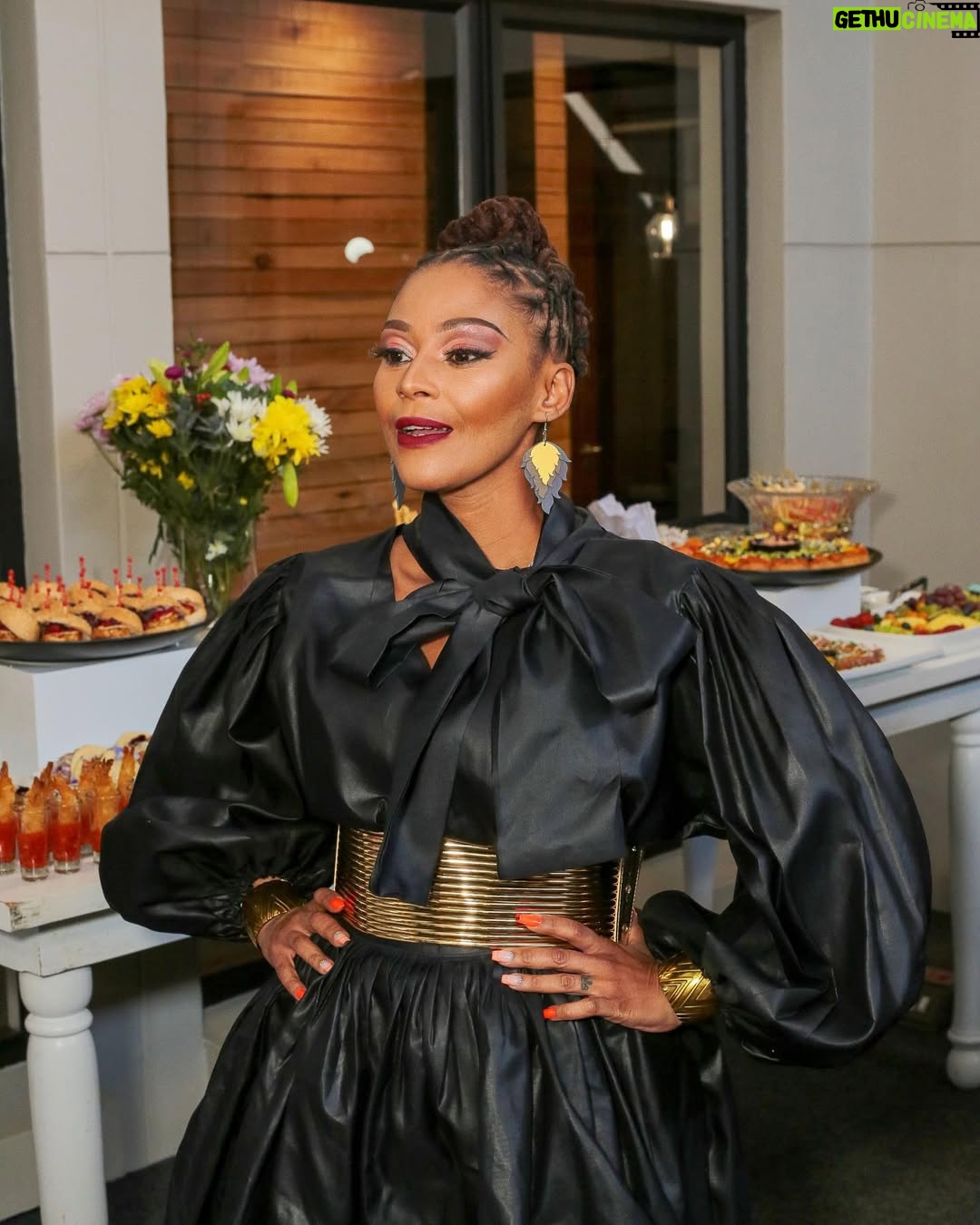Letoya Makhene - 2.7K Likes - It’s all about love 🌺🌹🥰

Namaste 🙏🏽