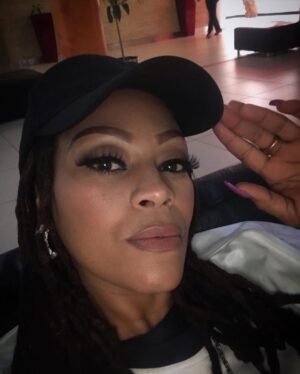 Letoya Makhene Instagram - The year that was 2024 🥂
May 2025 be a better year for all 😇🙏🏽😇
Love & Light 💋