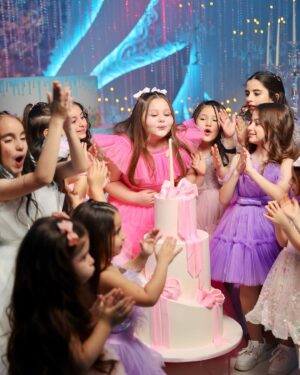 Lilit Hovhannisyan Instagram - Անգելինայի ոչ միայն անունն է հրեշտակային, այլ նաև նրա սրտիկը ...💗
Չեք պատկերացնի,թե ո՜նց էր նկարհանման հրապարակում անդադար գրկում ու համբուրում իր մյուս ընկերներին🥹😘😍
@armenchik_music -You’re blessed🥰
Angelina’s name isn’t the only angelic thing about her — her heart is just as sweet💗
You should’ve seen her on set, showering her little friends with endless hugs and kisses🥹😘😍