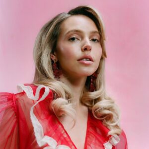 Lina Larissa Strahl Instagram - Mein neues Album “Melodrama” 𑁤🍓
erscheint am 23.01.2026..
Persönlicher als mein Tagebuch.
Pre-order now𑁤 Link in Bio. xx