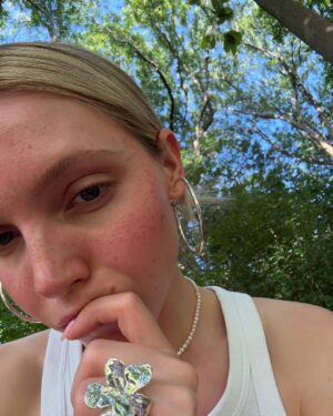 Lina Larissa Strahl Instagram - ❀summer❀
1) dahin, nochmal, jetzt 2) Pommes gehen (fast) immer🍟 3) bissl Sonnenbrand im Park hups 4) im Schneckentempo weiterlesen 5) AH, wirklich eine Schnecke 6) viele schöne Fotos & viele schöne Songs🔐 7) Prenzlau am Abend, kurz vor romantisch 8) ganz süß, süßer als alles🤍 9) Spiegelselfies dürfen nicht fehlen 10) das auch nicht!!🍦11) @tanjagravina.artistry Queen im “wir schminken dich so, als wäre nichts passiert” 12) passiert 13) da war noch alles wunderbar☕️ 14) auf Kreta war auch alles wunderbar🩵 15) ugh, möchte ich jetzt 16) ich kann den Duft noch riechen und das Salz auf meiner Haut ist auch noch da.. 17) we love Treppensteigen 18) oupsi👾 19) kurze Runde gedreht 20) fin