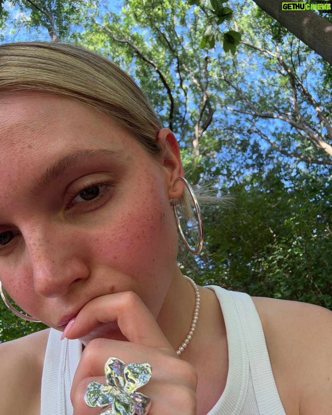 Lina Larissa Strahl - 4.1K Likes - ❀summer❀
1) dahin, nochmal, jetzt 2) Pommes gehen (fast) immer🍟 3) bissl Sonnenbrand im Park hups 4) im Schneckentempo weiterlesen 5) AH, wirklich eine Schnecke 6) viele schöne Fotos & viele schöne Songs🔐 7) Prenzlau am Abend, kurz vor romantisch 8) ganz süß, süßer als alles🤍 9) Spiegelselfies dürfen nicht fehlen 10) das auch nicht!!🍦11) @tanjagravina.artistry Queen im “wir schminken dich so, als wäre nichts passiert” 12) passiert 13) da war noch alles wunderbar☕️ 14) auf Kreta war auch alles wunderbar🩵 15) ugh, möchte ich jetzt 16) ich kann den Duft noch riechen und das Salz auf meiner Haut ist auch noch da.. 17) we love Treppensteigen 18) oupsi👾 19) kurze Runde gedreht 20) fin