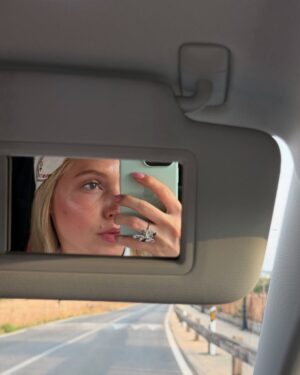 Lina Larissa Strahl Instagram - ❀summer❀
1) dahin, nochmal, jetzt 2) Pommes gehen (fast) immer🍟 3) bissl Sonnenbrand im Park hups 4) im Schneckentempo weiterlesen 5) AH, wirklich eine Schnecke 6) viele schöne Fotos & viele schöne Songs🔐 7) Prenzlau am Abend, kurz vor romantisch 8) ganz süß, süßer als alles🤍 9) Spiegelselfies dürfen nicht fehlen 10) das auch nicht!!🍦11) @tanjagravina.artistry Queen im “wir schminken dich so, als wäre nichts passiert” 12) passiert 13) da war noch alles wunderbar☕️ 14) auf Kreta war auch alles wunderbar🩵 15) ugh, möchte ich jetzt 16) ich kann den Duft noch riechen und das Salz auf meiner Haut ist auch noch da.. 17) we love Treppensteigen 18) oupsi👾 19) kurze Runde gedreht 20) fin