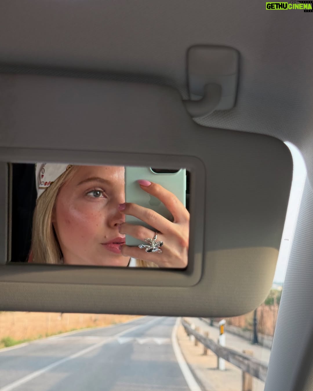 Lina Larissa Strahl - 4.1K Likes - ❀summer❀
1) dahin, nochmal, jetzt 2) Pommes gehen (fast) immer🍟 3) bissl Sonnenbrand im Park hups 4) im Schneckentempo weiterlesen 5) AH, wirklich eine Schnecke 6) viele schöne Fotos & viele schöne Songs🔐 7) Prenzlau am Abend, kurz vor romantisch 8) ganz süß, süßer als alles🤍 9) Spiegelselfies dürfen nicht fehlen 10) das auch nicht!!🍦11) @tanjagravina.artistry Queen im “wir schminken dich so, als wäre nichts passiert” 12) passiert 13) da war noch alles wunderbar☕️ 14) auf Kreta war auch alles wunderbar🩵 15) ugh, möchte ich jetzt 16) ich kann den Duft noch riechen und das Salz auf meiner Haut ist auch noch da.. 17) we love Treppensteigen 18) oupsi👾 19) kurze Runde gedreht 20) fin