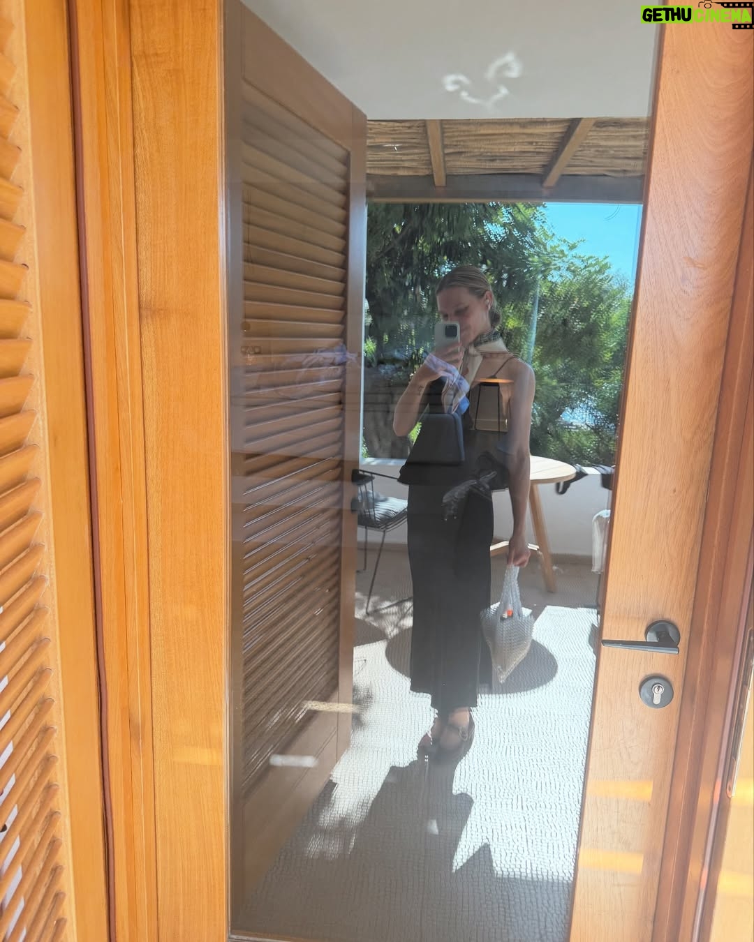 Lina Larissa Strahl - 4.1K Likes - ❀summer❀
1) dahin, nochmal, jetzt 2) Pommes gehen (fast) immer🍟 3) bissl Sonnenbrand im Park hups 4) im Schneckentempo weiterlesen 5) AH, wirklich eine Schnecke 6) viele schöne Fotos & viele schöne Songs🔐 7) Prenzlau am Abend, kurz vor romantisch 8) ganz süß, süßer als alles🤍 9) Spiegelselfies dürfen nicht fehlen 10) das auch nicht!!🍦11) @tanjagravina.artistry Queen im “wir schminken dich so, als wäre nichts passiert” 12) passiert 13) da war noch alles wunderbar☕️ 14) auf Kreta war auch alles wunderbar🩵 15) ugh, möchte ich jetzt 16) ich kann den Duft noch riechen und das Salz auf meiner Haut ist auch noch da.. 17) we love Treppensteigen 18) oupsi👾 19) kurze Runde gedreht 20) fin