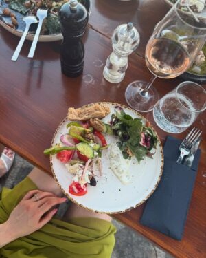 Lina Larissa Strahl Instagram - ❀summer❀
1) dahin, nochmal, jetzt 2) Pommes gehen (fast) immer🍟 3) bissl Sonnenbrand im Park hups 4) im Schneckentempo weiterlesen 5) AH, wirklich eine Schnecke 6) viele schöne Fotos & viele schöne Songs🔐 7) Prenzlau am Abend, kurz vor romantisch 8) ganz süß, süßer als alles🤍 9) Spiegelselfies dürfen nicht fehlen 10) das auch nicht!!🍦11) @tanjagravina.artistry Queen im “wir schminken dich so, als wäre nichts passiert” 12) passiert 13) da war noch alles wunderbar☕️ 14) auf Kreta war auch alles wunderbar🩵 15) ugh, möchte ich jetzt 16) ich kann den Duft noch riechen und das Salz auf meiner Haut ist auch noch da.. 17) we love Treppensteigen 18) oupsi👾 19) kurze Runde gedreht 20) fin