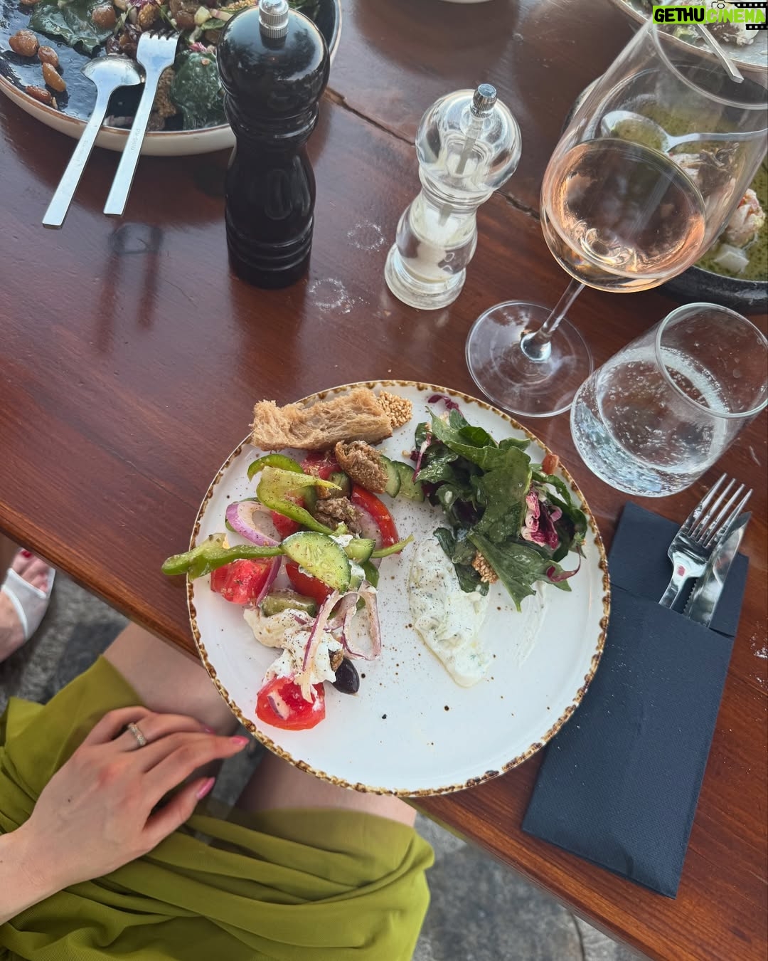 Lina Larissa Strahl - 4.1K Likes - ❀summer❀
1) dahin, nochmal, jetzt 2) Pommes gehen (fast) immer🍟 3) bissl Sonnenbrand im Park hups 4) im Schneckentempo weiterlesen 5) AH, wirklich eine Schnecke 6) viele schöne Fotos & viele schöne Songs🔐 7) Prenzlau am Abend, kurz vor romantisch 8) ganz süß, süßer als alles🤍 9) Spiegelselfies dürfen nicht fehlen 10) das auch nicht!!🍦11) @tanjagravina.artistry Queen im “wir schminken dich so, als wäre nichts passiert” 12) passiert 13) da war noch alles wunderbar☕️ 14) auf Kreta war auch alles wunderbar🩵 15) ugh, möchte ich jetzt 16) ich kann den Duft noch riechen und das Salz auf meiner Haut ist auch noch da.. 17) we love Treppensteigen 18) oupsi👾 19) kurze Runde gedreht 20) fin