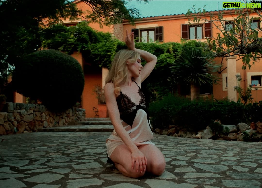 Lina Larissa Strahl - 3.3K Likes - Donnerstag 23:59pm gibt’s ne house tour;)

ʚ24/7ɞ UH UH UHHH