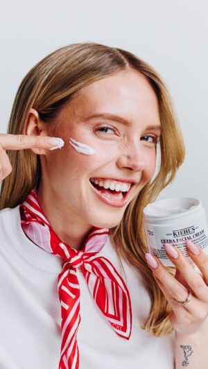 Lina Larissa Strahl Instagram - Mein treuester Reisebuddy und der beste Freund für jede Herausforderung .. die Ultra Facial Creme von @kiehls.dach 🥰😮💨🧴
PS: die Tage im Studio lohnen sich- neuer Song am Freitag! Ich freu mich!🤍🪽
#kiehlsskincare #skincare #anzeige