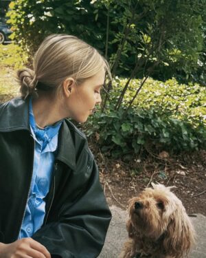 Lina Larissa Strahl Instagram - schmolli weil Wind hat nicht mitgespielt - bei Oma🤍 - mein Blick war pure Liebe, in Ilvie’s Augen lag viel Hoffnung auf Futter - ich liebe Hunde. - ich hasse Fahrstuhl fahren, aber der geht weil man die Zeit mit Selfies rumkriegt - muss beim Laufen andauernd stehen bleiben für Blumenfotos🌼🌸 - un ciel bleu avec des nuages blancs⛅️ (et moi) - das obligatorische food picture - liebst mich auf repeat bitte - anscheinend trag ich gern blaue Hemden haha - unterwegs mit den 3 Rümplern🍦- mein Kopf so: OMG NATUR - liebe Grüße von mir und Edward - du lalalala liebst mich ♡ ̆̈