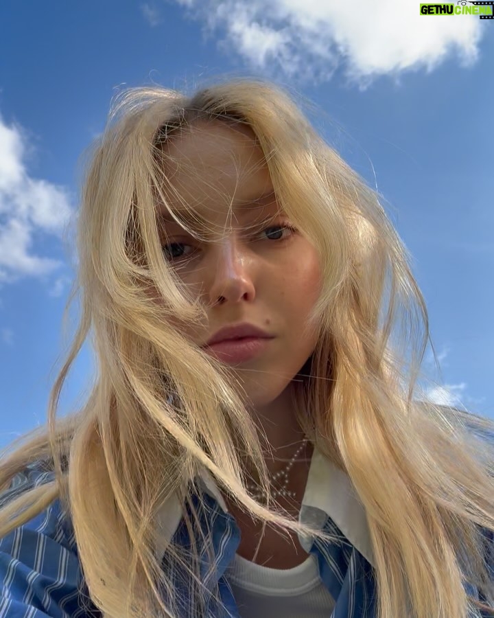 Lina Larissa Strahl - 5.5K Likes - schmolli weil Wind hat nicht mitgespielt - bei Oma🤍 - mein Blick war pure Liebe, in Ilvie’s Augen lag viel Hoffnung auf Futter - ich liebe Hunde. - ich hasse Fahrstuhl fahren, aber der geht weil man die Zeit mit Selfies rumkriegt - muss beim Laufen andauernd stehen bleiben für Blumenfotos🌼🌸 - un ciel bleu avec des nuages blancs⛅️ (et moi) - das obligatorische food picture - liebst mich auf repeat bitte - anscheinend trag ich gern blaue Hemden haha - unterwegs mit den 3 Rümplern🍦- mein Kopf so: OMG NATUR - liebe Grüße von mir und Edward - du lalalala liebst mich ♡ ̆̈