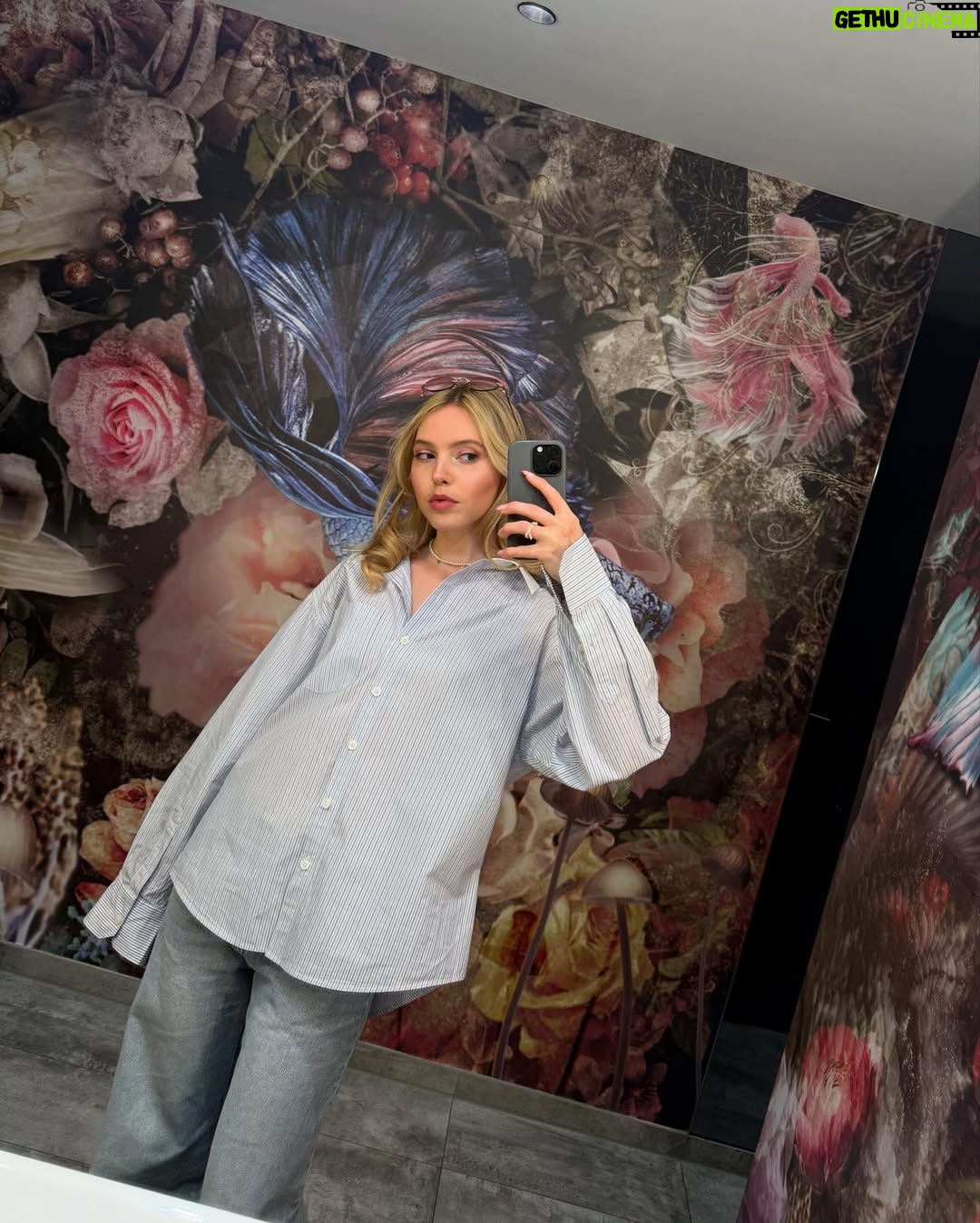 Lina Larissa Strahl - 5.5K Likes - schmolli weil Wind hat nicht mitgespielt - bei Oma🤍 - mein Blick war pure Liebe, in Ilvie’s Augen lag viel Hoffnung auf Futter - ich liebe Hunde. - ich hasse Fahrstuhl fahren, aber der geht weil man die Zeit mit Selfies rumkriegt - muss beim Laufen andauernd stehen bleiben für Blumenfotos🌼🌸 - un ciel bleu avec des nuages blancs⛅️ (et moi) - das obligatorische food picture - liebst mich auf repeat bitte - anscheinend trag ich gern blaue Hemden haha - unterwegs mit den 3 Rümplern🍦- mein Kopf so: OMG NATUR - liebe Grüße von mir und Edward - du lalalala liebst mich ♡ ̆̈