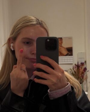 Lina Larissa Strahl Instagram - schmolli weil Wind hat nicht mitgespielt - bei Oma🤍 - mein Blick war pure Liebe, in Ilvie’s Augen lag viel Hoffnung auf Futter - ich liebe Hunde. - ich hasse Fahrstuhl fahren, aber der geht weil man die Zeit mit Selfies rumkriegt - muss beim Laufen andauernd stehen bleiben für Blumenfotos🌼🌸 - un ciel bleu avec des nuages blancs⛅️ (et moi) - das obligatorische food picture - liebst mich auf repeat bitte - anscheinend trag ich gern blaue Hemden haha - unterwegs mit den 3 Rümplern🍦- mein Kopf so: OMG NATUR - liebe Grüße von mir und Edward - du lalalala liebst mich ♡ ̆̈