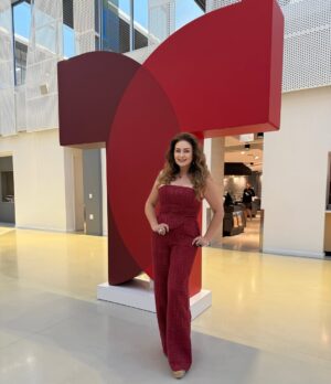 Linda Lucía Callejas Instagram - Una invitación en @telemundocenter para hablar de…
✨ Lo que no se dice, se acumula.
Hablamos poco de infidelidad.
De lo que callan los hombres.
De lo que no se atreven a decir muchas mujeres.
Y en ese silencio, se pierden vínculos, se enfrían camas, se desgastan almas.
No siempre es por falta de amor.
A veces es miedo, orgullo, heridas no sanadas.
Pero ¿y si empezamos a hablar sin atacar?
¿Y si escuchamos sin defendernos?
💬 Abrir conversaciones incómodas puede ser el primer acto de amor verdadero.
De pareja, pero también con uno mismo.
¿Estás dispuesto a hablar de lo que duele?
Gracias siempre @mafesweetchocolate
Y mi outfit @magnoliashops__
#ComunicaciónConsciente
#ParejasReales
#ConversacionesIncómodas
#LoQueCallamos
#InfidelidadEmocional
#HombresYEmociones
#MujeresQueCallan
#SanarDesdeElDiálogo
#RelacionesConscientes
#LindaLuciaHabla