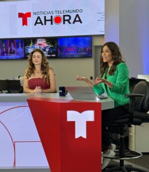 Linda Lucía Callejas Instagram - Una invitación en @telemundocenter para hablar de…
✨ Lo que no se dice, se acumula.
Hablamos poco de infidelidad.
De lo que callan los hombres.
De lo que no se atreven a decir muchas mujeres.
Y en ese silencio, se pierden vínculos, se enfrían camas, se desgastan almas.
No siempre es por falta de amor.
A veces es miedo, orgullo, heridas no sanadas.
Pero ¿y si empezamos a hablar sin atacar?
¿Y si escuchamos sin defendernos?
💬 Abrir conversaciones incómodas puede ser el primer acto de amor verdadero.
De pareja, pero también con uno mismo.
¿Estás dispuesto a hablar de lo que duele?
Gracias siempre @mafesweetchocolate
Y mi outfit @magnoliashops__
#ComunicaciónConsciente
#ParejasReales
#ConversacionesIncómodas
#LoQueCallamos
#InfidelidadEmocional
#HombresYEmociones
#MujeresQueCallan
#SanarDesdeElDiálogo
#RelacionesConscientes
#LindaLuciaHabla
