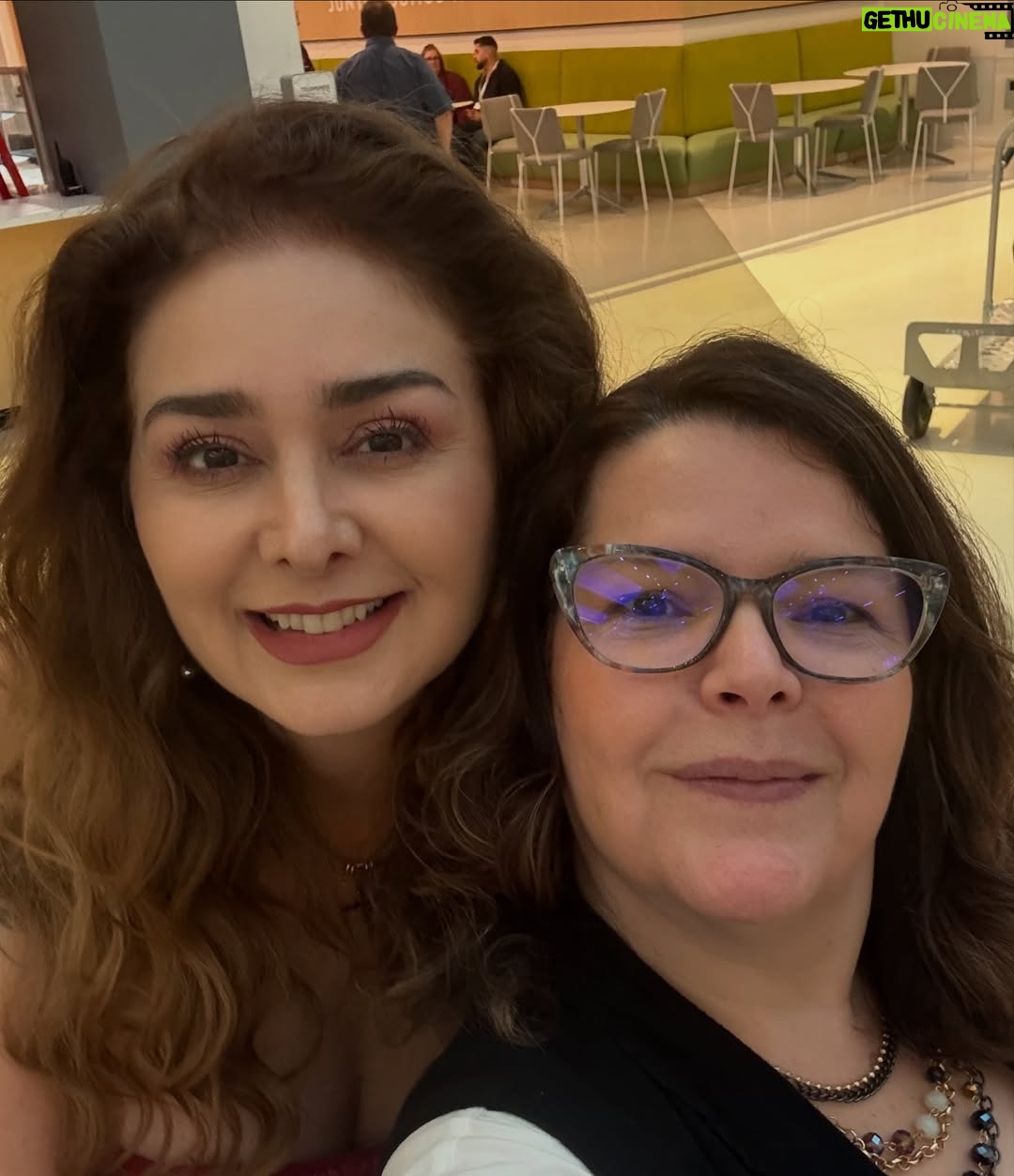 Linda Lucía Callejas - 1.1K Likes - Una invitación en @telemundocenter para hablar de…
✨ Lo que no se dice, se acumula.
Hablamos poco de infidelidad.
De lo que callan los hombres.
De lo que no se atreven a decir muchas mujeres.
Y en ese silencio, se pierden vínculos, se enfrían camas, se desgastan almas.

No siempre es por falta de amor.
A veces es miedo, orgullo, heridas no sanadas.
Pero ¿y si empezamos a hablar sin atacar?
¿Y si escuchamos sin defendernos?

💬 Abrir conversaciones incómodas puede ser el primer acto de amor verdadero.
De pareja, pero también con uno mismo.

¿Estás dispuesto a hablar de lo que duele?
Gracias siempre @mafesweetchocolate 
Y mi outfit @magnoliashops__ 
#ComunicaciónConsciente
#ParejasReales
#ConversacionesIncómodas
#LoQueCallamos
#InfidelidadEmocional
#HombresYEmociones
#MujeresQueCallan
#SanarDesdeElDiálogo
#RelacionesConscientes
#LindaLuciaHabla