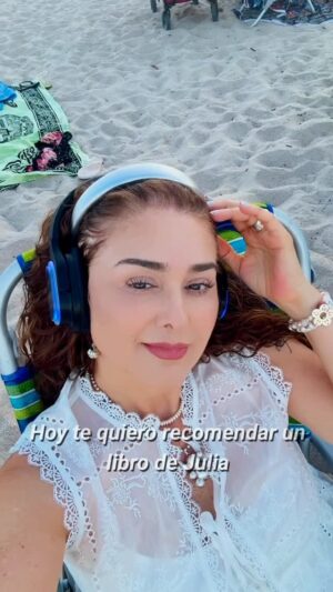 Linda Lucía Callejas Instagram - ¿Cuándo fue la última vez que tuviste una cita contigo mism@? 💫
El libro El Camino del Artista de Julia Cameron no es solo un texto, es un despertar: te invita a escribir tus páginas matutinas, a encontrarte con tu creatividad y a escuchar esa voz interna que tantas veces callamos.
No importa si eres médico, arquitecto, bailarín o ingeniera… tod@s llevamos dentro un artista, un creador, un alma que necesita expresarse. 🎨✨
Este libro es un recordatorio de que la verdadera obra maestra eres tú mismo y que dedicarte una hora al día para escribir, para estar contigo, puede ser la clave para desbloquear tu potencial, sanar heridas y reconectar con la magia de crear.
💭 ¿Te atreves a regalarte ese encuentro sagrado contigo?
Porque no se trata de perfección, se trata de volver a ti. 🌸