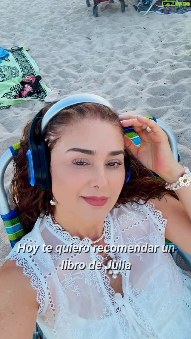 Linda Lucía Callejas - 303 Likes - ¿Cuándo fue la última vez que tuviste una cita contigo mism@? 💫
El libro El Camino del Artista de Julia Cameron no es solo un texto, es un despertar: te invita a escribir tus páginas matutinas, a encontrarte con tu creatividad y a escuchar esa voz interna que tantas veces callamos.

No importa si eres médico, arquitecto, bailarín o ingeniera… tod@s llevamos dentro un artista, un creador, un alma que necesita expresarse. 🎨✨

Este libro es un recordatorio de que la verdadera obra maestra eres tú mismo y que dedicarte una hora al día para escribir, para estar contigo, puede ser la clave para desbloquear tu potencial, sanar heridas y reconectar con la magia de crear.

💭 ¿Te atreves a regalarte ese encuentro sagrado contigo?
Porque no se trata de perfección, se trata de volver a ti. 🌸