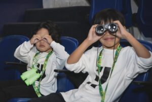 Lisa Surihani Instagram - 1. Omi belikan YLs binoculars utk tngok Daddy kt concert.
2. Lang, hmmm biasala ye. Nak style dia jugak.
3. But, Daddy sees you kiddos 🥰