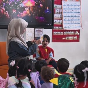 Lisa Surihani Instagram - BismillahiMasyaAllah, the school invited parents to participate in conjunction of World Literacy Day. As this is something I enjoy doing with the kids at home, I also wanted to support my youngest who just started school this semester and also to the teachers who have been doing amazingly at their dedication in Tarbiyah for our children at school. It was a heart warming experience. (plus the bonus was I could go and see my lil mochi chigebu 🥰 , oh depan kawan macho eh dgn mummy)