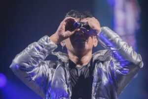 Lisa Surihani Instagram - 1. Omi belikan YLs binoculars utk tngok Daddy kt concert.
2. Lang, hmmm biasala ye. Nak style dia jugak.
3. But, Daddy sees you kiddos 🥰
