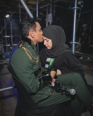 Lisa Surihani Instagram - Moments before opening. Boleh rasa degupan jantung dia laju. “Du’akan i yang”. Sebelum Day 1 and Day 2 concert Gen:kru Abang sebenarnya kurang sihat. Mcm-mcm emosi dia rasa masa tu. But I kept reminding him , do as he always has. Bismillah. His level best. All he needed was to leave the rest to Him. They appreciate you so much and don’t want to dissapoint. Kak Chik distract dia sket, bg semangat tngok gmbr anak2, baru nmpk dia senyum. Alhamdulillah. Then the moment came to begin. The KRU brothers for their beloved KRU Posse , Gen:KRU fans , they gave not 100 but 200%. The ones that came and watched , they know. They love you. They appreciate you. Alhamdulillah Abang is a lot better now. Just resting and recovering for the time being before Day 3. Kak Chik tk boleh tease gmbr lebih utk hormat mereka yang belum dtg utk Day 3. Du’akan mereka ye?