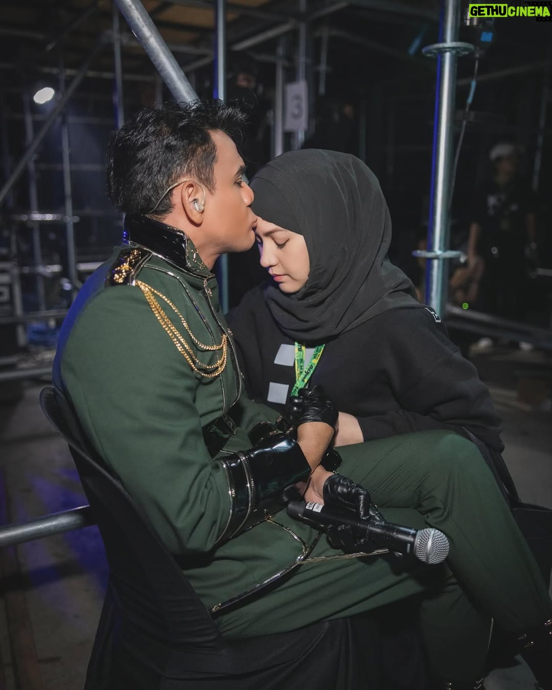Lisa Surihani - 112.9K Likes - Moments before opening. Boleh rasa degupan jantung dia laju. “Du’akan i yang”. Sebelum Day 1 and Day 2 concert Gen:kru Abang sebenarnya kurang sihat. Mcm-mcm emosi dia rasa masa tu. But I kept reminding him , do as he always has. Bismillah. His level best. All he needed was to leave the rest to Him. They appreciate you so much and don’t want to dissapoint. Kak Chik distract dia sket, bg semangat tngok gmbr anak2, baru nmpk dia senyum. Alhamdulillah. Then the moment came to begin. The KRU brothers for their beloved KRU Posse , Gen:KRU fans , they gave not 100 but 200%. The ones that came and watched , they know. They love you. They appreciate you. Alhamdulillah Abang is a lot better now. Just resting and recovering for the time being before Day 3. Kak Chik tk boleh tease gmbr lebih utk hormat mereka yang belum dtg utk Day 3. Du’akan mereka ye?