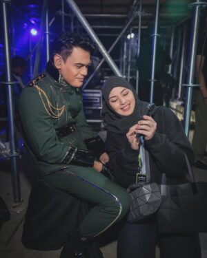 Lisa Surihani Instagram - Moments before opening. Boleh rasa degupan jantung dia laju. “Du’akan i yang”. Sebelum Day 1 and Day 2 concert Gen:kru Abang sebenarnya kurang sihat. Mcm-mcm emosi dia rasa masa tu. But I kept reminding him , do as he always has. Bismillah. His level best. All he needed was to leave the rest to Him. They appreciate you so much and don’t want to dissapoint. Kak Chik distract dia sket, bg semangat tngok gmbr anak2, baru nmpk dia senyum. Alhamdulillah. Then the moment came to begin. The KRU brothers for their beloved KRU Posse , Gen:KRU fans , they gave not 100 but 200%. The ones that came and watched , they know. They love you. They appreciate you. Alhamdulillah Abang is a lot better now. Just resting and recovering for the time being before Day 3. Kak Chik tk boleh tease gmbr lebih utk hormat mereka yang belum dtg utk Day 3. Du’akan mereka ye?