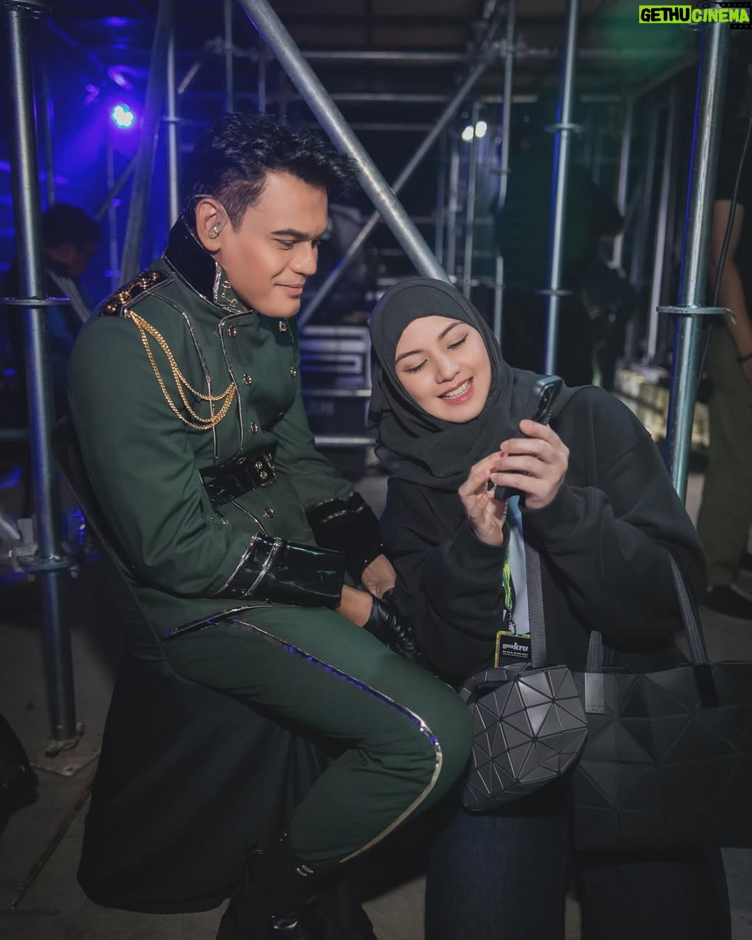 Lisa Surihani - 112.9K Likes - Moments before opening. Boleh rasa degupan jantung dia laju. “Du’akan i yang”. Sebelum Day 1 and Day 2 concert Gen:kru Abang sebenarnya kurang sihat. Mcm-mcm emosi dia rasa masa tu. But I kept reminding him , do as he always has. Bismillah. His level best. All he needed was to leave the rest to Him. They appreciate you so much and don’t want to dissapoint. Kak Chik distract dia sket, bg semangat tngok gmbr anak2, baru nmpk dia senyum. Alhamdulillah. Then the moment came to begin. The KRU brothers for their beloved KRU Posse , Gen:KRU fans , they gave not 100 but 200%. The ones that came and watched , they know. They love you. They appreciate you. Alhamdulillah Abang is a lot better now. Just resting and recovering for the time being before Day 3. Kak Chik tk boleh tease gmbr lebih utk hormat mereka yang belum dtg utk Day 3. Du’akan mereka ye?