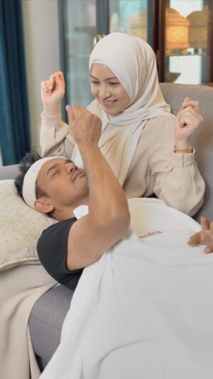 Lisa Surihani Instagram - Hadiah paling simple tapi penuh makna untuk abang Yusry yang dah penat seharian mencari rezeki 🥺 Lisa buat home spa guna @nuuhabeauty dari cleansing balm, cleanser, moisturiser sampai sunscreen. Semua ni mmg abang suka. Tenang je rasa, bila kita dapat jaga dia sebaik mungkin 🤎
Dengan @nuuhabeauty, Lisa rasa yakin sebab setiap produk dirumus untuk jaga kulit dengan lembut dan selamat, tanpa rasa was-was. Alhamdulillah, syukur jumpa sesuatu yang serasi. Thank you @nuuhabeauty, sebab bantu jadikan momen kecil macam ni sangat bermakna 🤍
📍 Btw, Nuuha Beauty tengah berada di Suntec, Singapore dari 13/6 sampai 15/6, pukul 12pm–10pm. Untuk orang Singapore, jangan lupa singgah sebab banyak promo deals! Jumpa kami di booth N16.
📊 Poll time!
Pernah tak hadiahkan skincare untuk pasangan atau orang tersayang?
#NuuhaBeauty #HalalKoreanSkincare #HalalKBeauty #ihramfriendlyskincare #SkincareUntukYangTersayang #SkincareMalaysia #SelfCareDenganNuuha