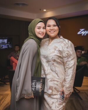 Lisa Surihani Instagram - Jazakallahu khayran khatira @imantang75 @iconentertainmentmy for the invitation to watch the sifu Dato’ M.Nasir for the M. N46IR Cipta Raya concert.