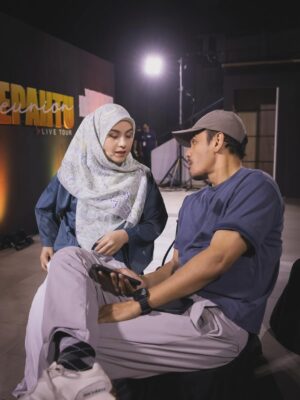 Lisa Surihani Instagram - dh beberapa kali buat Sepahtu Reunion , kali ni Live Tour di Johor Bahru baru2 ni Abang ckp nk teman. Walaupun rasa mcm nk mute diri je part nyanyi tu 🫠 , I really appreciate him being there. Helps so much being away from the kids because part of home was with me.