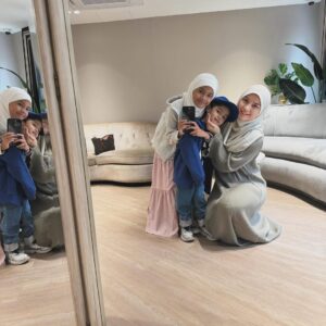 Lisa Surihani Instagram - BismillahiMasyaAllah. Td Kak Long pg House of Ariani sempena Merdeka Sale sbb nk leverage on the discounts offered. Kemudian Yong request utk Sq (nk print and plain 😅) sbb nk pakai mcm Mummy katanya. 🥹🥰 So utk Yong kita cuba yang Mini dulu sbb kena pada size dia. Nnt Yong practise k? Yong is in her pink era now 💗 (after her lilac phase) Oh btw, ni Mummy pakai ArianixBokitta warna Sage. ☺️ #LisAriani