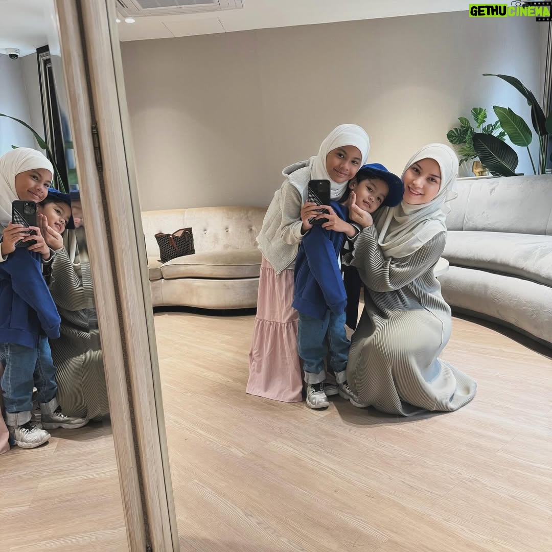 Lisa Surihani - 11.5K Likes - BismillahiMasyaAllah. Td Kak Long pg House of Ariani sempena Merdeka Sale sbb nk leverage on the discounts offered. Kemudian Yong request utk Sq (nk print and plain 😅) sbb nk pakai mcm Mummy katanya. 🥹🥰 So utk Yong kita cuba yang Mini dulu sbb kena pada size dia. Nnt Yong practise k? Yong is in her pink era now 💗 (after her lilac phase) Oh btw, ni Mummy pakai ArianixBokitta warna Sage. ☺️ #LisAriani