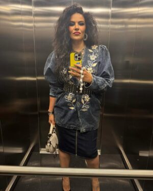 Litzy Instagram - En el gran estreno de MENTIRAS la serie. 
Felicidades a todos! Amé vestirme ochentera’ me sentí mi Mamá en esta noche. 

Gracias hermanota por mi total look @lilybaldom ¡Eres la mejor! Te amo. 

Gracias Alfred por acudir al bomberazo y dejarme INCREÍBLE tal como quería! Te adoro 
@alfredmkup