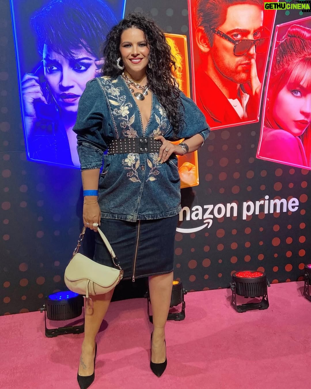 Litzy - 39.7K Likes - En el gran estreno de MENTIRAS la serie. 
Felicidades a todos! Amé vestirme ochentera’ me sentí mi Mamá en esta noche. 

Gracias hermanota por mi total look @lilybaldom ¡Eres la mejor! Te amo. 

Gracias Alfred por acudir al bomberazo y dejarme INCREÍBLE tal como quería! Te adoro 
@alfredmkup